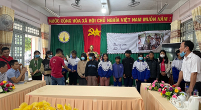 Awarding scholarships to poor and studious students in Gia Lai and Kon Tum