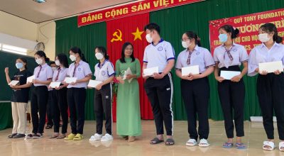 Awarding scholarships to poor and studious students in Vung Liem district, Vinh Long province