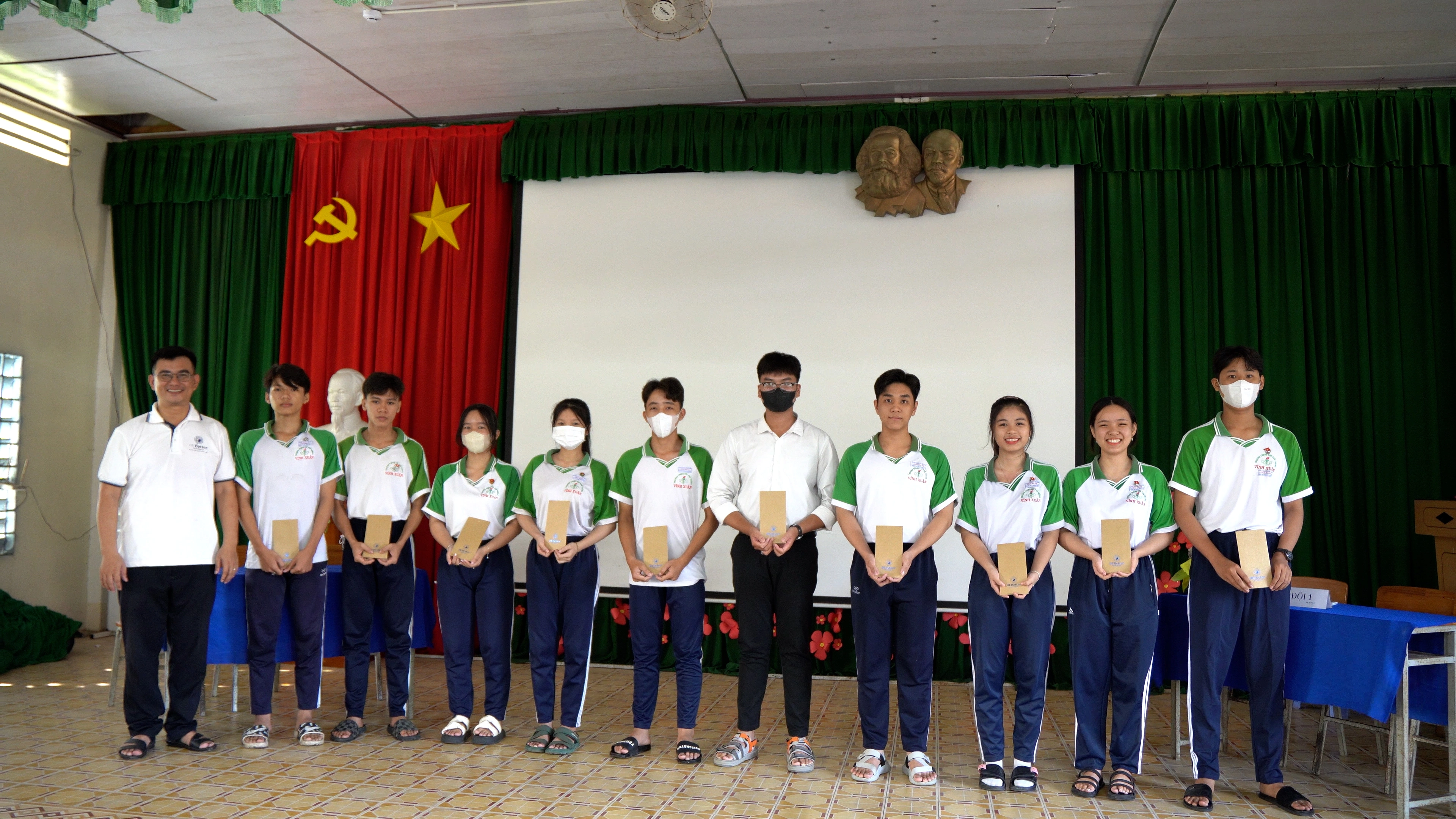 On 5th May 2024, Be Better successfully organized a charity trip to Vinh Xuan High School in Tra On District, Vinh Long Province. 